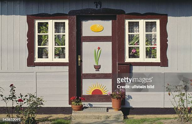 Born, Halbinsel Darß, Ostsee, Mecklenburg-Vorpommern, D: typische Haustür; die Intarsien, wie das Sonnensymbol oder Blumen der Originaltüren wurden...