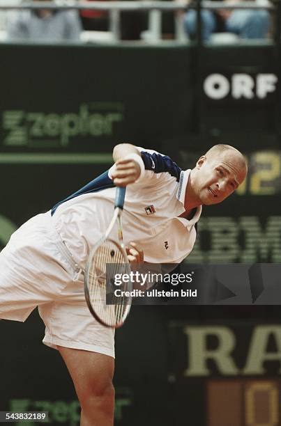 Der ukrainische Tennispieler Andrej Medwedew spielt beim Generali open 1999 in Kitzbühel. Aufgenommen Juli 1999.