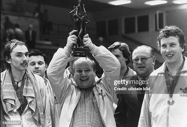 Emil Beck, Cheftrainer im Deutschen Fechter-Bund, holt 1983 zum fünften Mal mit der Tauberbischofsheimer Mannschaft den Europapokal der...