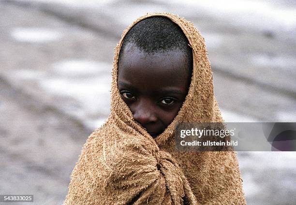 Ein Kind vom Volk der Hutu steht eingewickelt in ein Handtuch in dem Flüchtlingslager Magare in Burundi. .