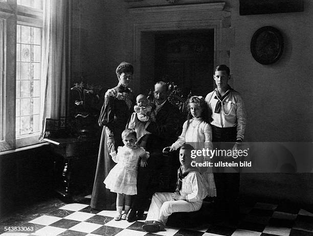 Constantine I King of Greece*02.08.1868-+with his wife Princess Sophie of Prussia and the children George II, Alexander I, Helen, Paul and Irene -...