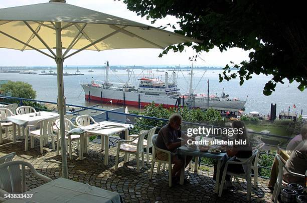 Hamburg: die Terrasse von Sagebiels Fährhaus in Blankenese mit Blick auf die Elbe und den Anleger Op'n Bulln, an dem die Cap San Diego anlässlich der...