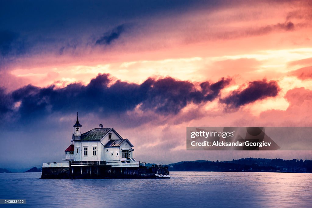 Kirche auf Steinen im der Mitte von Norwegische Fjorde