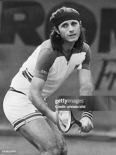 Der argentinische Tennisprofi Guillermo Vilas beim Aufschlag. Undatiertes Foto.