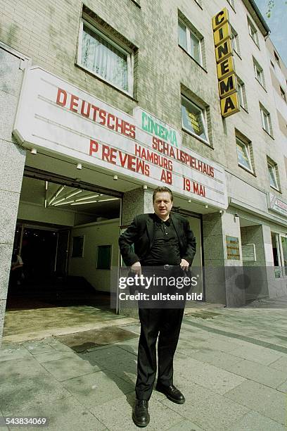 Der Intendant des Hamburger Schauspielhauses Tom Stromberg steht vor dem ''Neuen Cinema'' am Steindamm 45 in St. Georg . Stromberg hat das ehemalige...