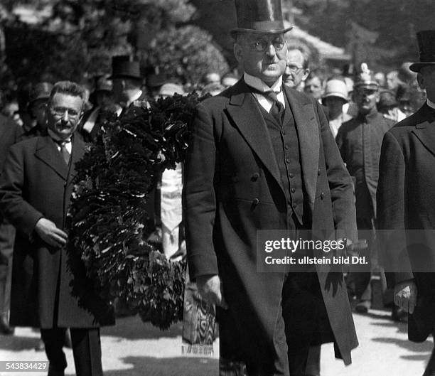 Boess, Gustav - Politician, Germany*11.04.1873-+at the funeral of the painter Heinrich Zille - Photographer: Herbert Hoffmann- Published by:...