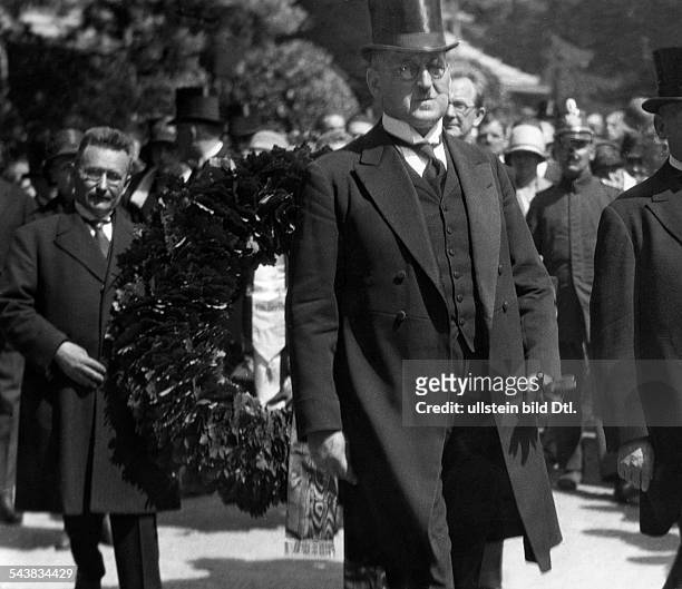 Boess, Gustav - Politician, Germany*11.04.1873-+at the funeral of the painter Heinrich Zille - Photographer: Herbert Hoffmann- Published by:...