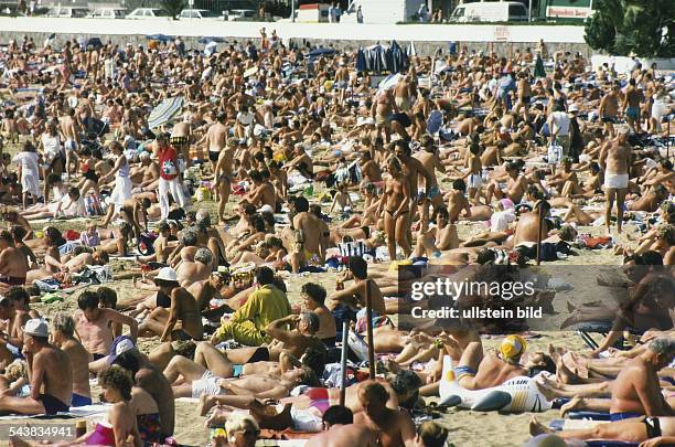 Playa del Ingles / Kanarische Inseln: Touristen / Menschen liegen im Sand. Tourismus; Massentourismus; Reisen; Urlaub; Sonne; Meer .