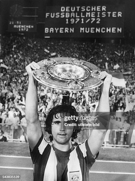 Der Stürmer von Bayern München, Gerd Müller, hält nach dem Gewinn der deutschen Fußball-Meisterschaft am im Münchener Olympiastadion triumphierend...