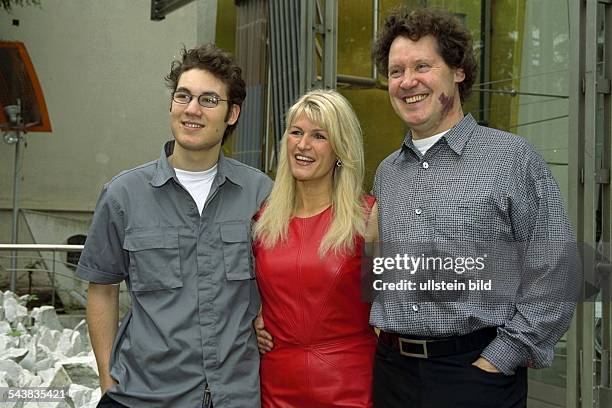 Marion Stöter, Event-Organisatorin, mit Sohn Fabian und Ehemann und Architekt Heinrich. Sie feierte ihren 40. Geburtstag in ihrem Haus an die...