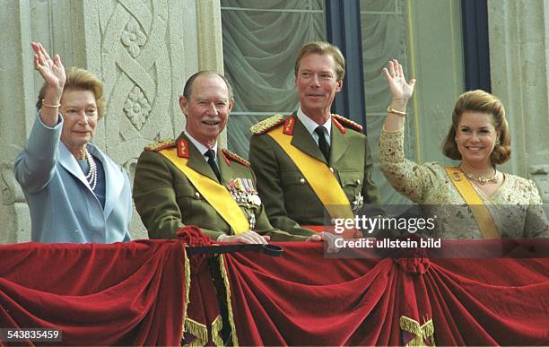 Großherzogin Josephine Charlotte und Großherzog Jean von Luxemburg feiern auf dem Balkon des Palais in Luxemburg den Amtsantritt von Sohn Henri, der...