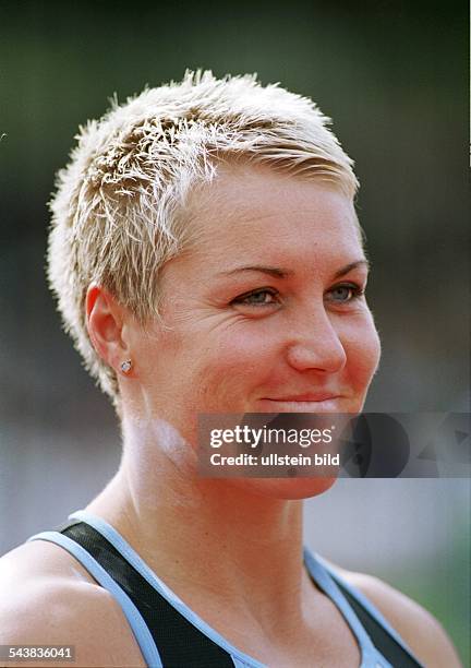 Die Leichtathletin Astrid Kumbernuss während des Leichtathletik Meetings in Dortmund am 02. Juni 2001. .