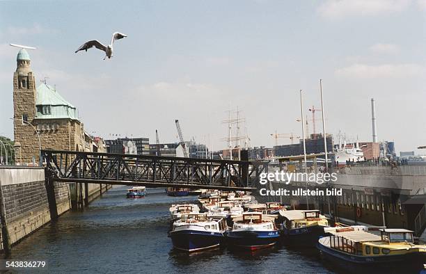 Barkassen der "Kleinen Hafenrundfahrt" liegen vertäut an den St.Pauli Landungsbrücken. .