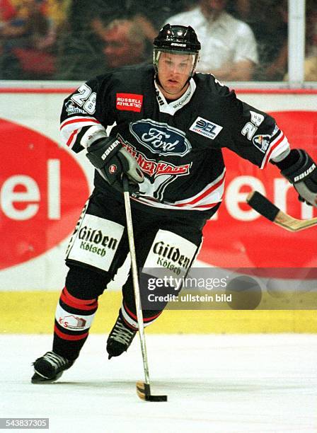 Eishockey: DEL-Finale Kölner EC - München Barons. Der Eishockeyspieler Jason Young führt den Puck. .