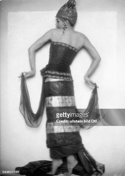 Kresse, Lisa - Actress, Dancer, Germany- as Asian dancer - Photographer: Karl Schenker- Published by: 'Die Dame' 20/1919Vintage property of ullstein...