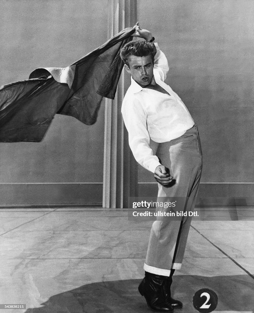 Dean, James - Actor, USA*08.02.1931-30.09.1955+- full-figure portrait- dancing- undated, ca. 1950- Published by: 'Brigitte' 02/1957Vintage property of ullstein bild