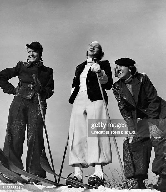 Models with skis presenting winter fashion - ca. 1939- Photographer: Regine Relang- Vintage property of ullstein bild