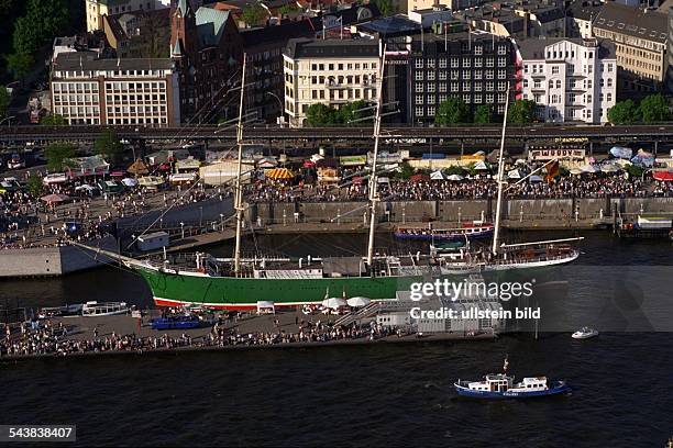 Beim 810ten Hamburger Hafengeburtstag im Mai 2000 flanieren Besucher des Festes an den Buden und Ständen am Baumwall entlang. Im Vordergrund liegt...