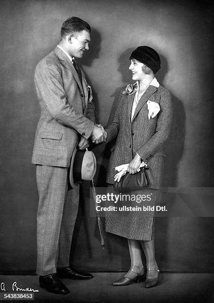 Diener, Franz - Boxer, Heavyweight, Germany*02. 06.1901-+ - congratulates the summer beauty queen the actress Grete Reinwald - Photographer: Atelier...