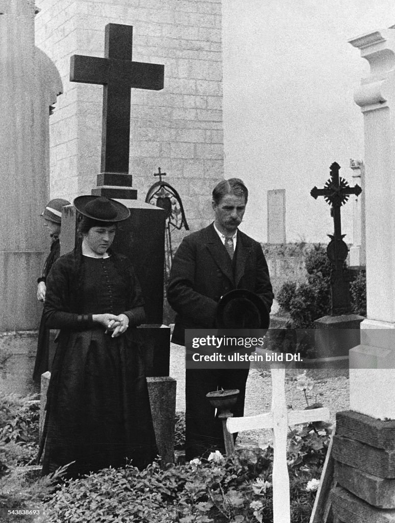 German Empire - Bayern Freistaat (Bavaria Free State) (1918-1945) - : Upper Bavaria: Miesbach, Rottach: Silent prayer in front of a grave - Photographer: Alfred Eisenstaedt- ca. 1935Vintage property of ullstein bild