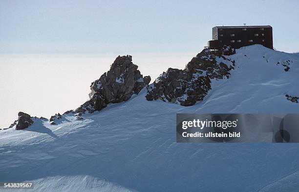 Die auf 4554 Meter Höhe gelegene, von Schnee und Eis umgebene Margerithahütte auf dem Gipfel der Signalkuppe im Monte Rosa . Das Gebäude ist das...