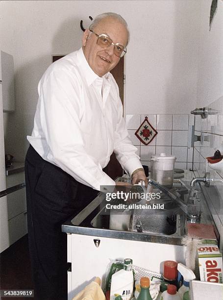 Bundespräsident Roman Herzog spült in seiner Küche Geschirr. Undatiertes Foto.