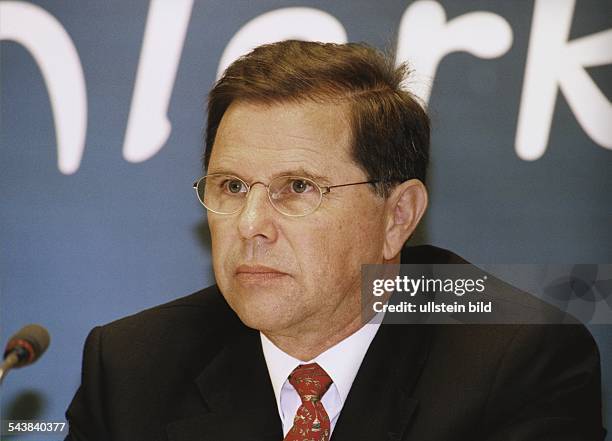 Maximilian Ardelt, Vorsitzender der Geschäftsführung der Viag Interkom GmbH. Aufgenommen August 1999.