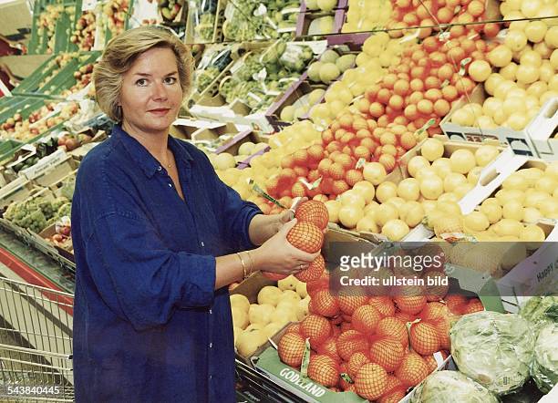 Frau in der Gemüseabteilung eines Supermarktes. Aufgenommen um 1999.