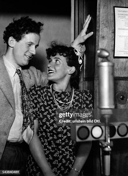 Dannhoff, Erika - Actress, Germany*-+and actor Axel von Ambesser in the radio play 'Flitterwochen' by Paul Herwig - Photographer: Ullmann- Published...