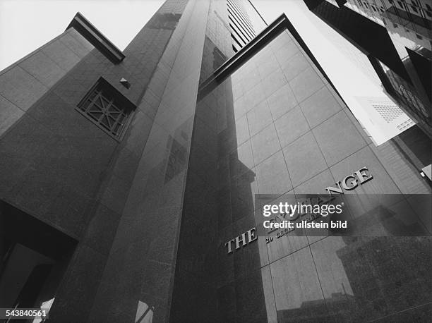 Das Hochhaus der Börse in Singapur. Am Gebäude in Messingbuchstaben: "The Exchange, 20 Cecil Street". Aufgenommen September 1996.
