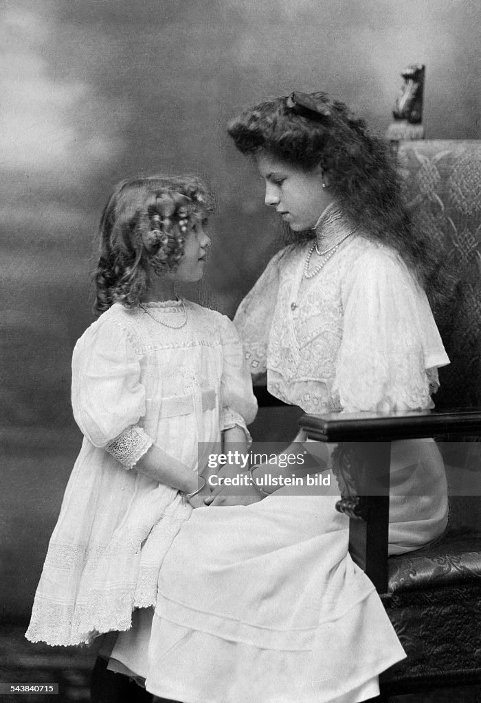 Greece, Elena of*03.05.1896-28.11.1982+Princess of Greece and Denmark- with her sister Irene (*1904-1974+) - undated, ca. 1910- Photographer: T.H. VoigtVintage property of ullstein bild