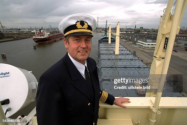 Der deutsche Kapitän Jürgen Herrmann auf dem von ihm geführten Containerschiff Maersk Mendoza. Er trägt eine Kapitänsmütze, im Hintergrund der...