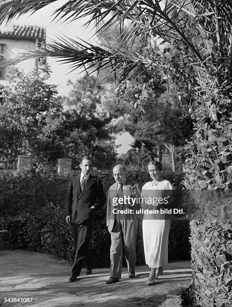 Tsaldaris, Panagis - Politician, Greece*1868-+Prime Minister 1932-1935- with his wife und his secretary Philon in the garden of his country house...