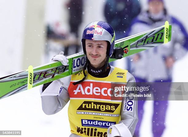 Adam Malysz *- Sportler, Skispringen, Polen mit Helm, Skibretter geschultert, Werbung Weltcup im Skispringen, Kuopi / Japan .