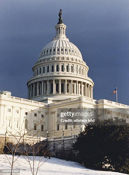 Das Capitol in Washington ist der Sitz des US-Senats und des Kongresses. Vor dem imposanten Gebäude befindet sich eine Parkanlage mit einer...