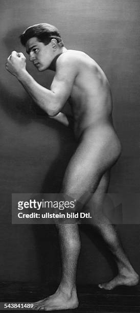 Schulz, Emil - Boxer, GermanyPortrait in a boxing pose - ca. 1929- Photographer: Hans Robertson / Atelier Robertson- Published by: 'Der Querschnitt'...