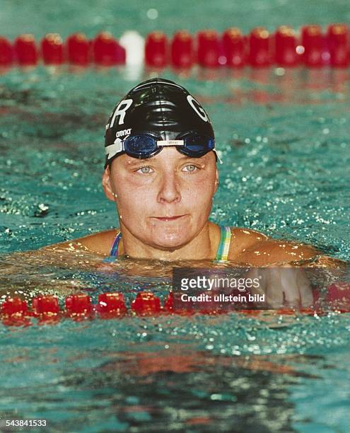 Die deutsche Schwimmerin Daniela Hunger pausiert mit schwarzer Badekappe und Schwimmbrille im Wasser. Aufgenommen um 1994.