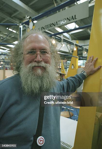 Jon "Maddog" Hall vom Softwarehersteller "Linux" auf der Cebit in Hannover. Er lehnt sich an einen Pfeiler. Jon "Maddog" Hall trägt einen blauen...