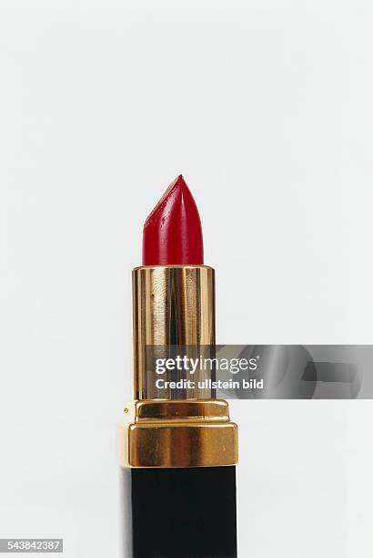 Eine Lippenstifthülse mit herausgedrehtem, rotem Lippenstift der Firma Chanel. Undatiertes Foto.