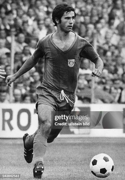 Gerd Müller, Fußballstürmer von Bayern München, führt den Ball. .