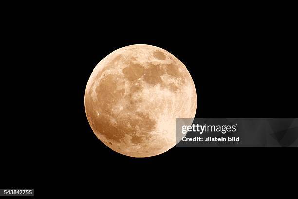 Nach der totalen Mondfinsternis, 9.1.2001, ist der Mond um 23.59 Uhr wieder aus dem Kernschatten der Erde herausgetreten. Der Mond ist ein...