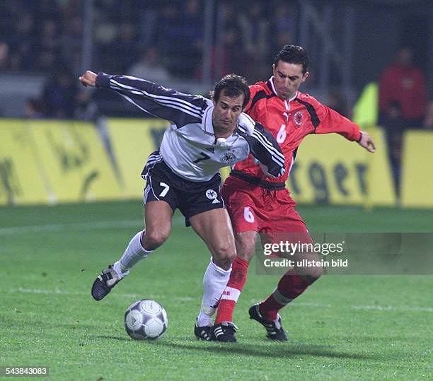 Qualifikation zur Fußball-Weltmeisterschaft 2002, Deutschland - Albanien . Die Mittelfeldspieler Mehmet Scholl und Besnik Hasi kämpfen um den Ball....