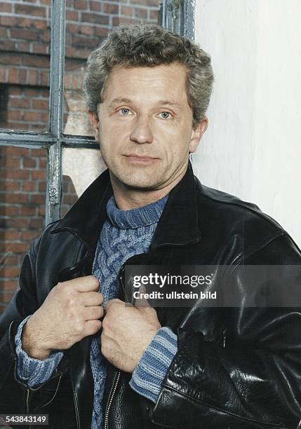 Der Schauspieler Miroslav "Miro" Nemec alias Hauptkommissar Ivo Batic greift sich mit den Händen an die schwarze Lederjacke. Aufgenommen September...