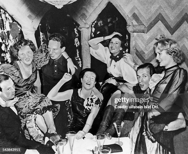 Braun, Eva - Partner of Adolf Hitler, Germany*-+- with friends in a bar - undated- Photographer: AP- Published by: 'Sie' 31/1947Vintage property of...