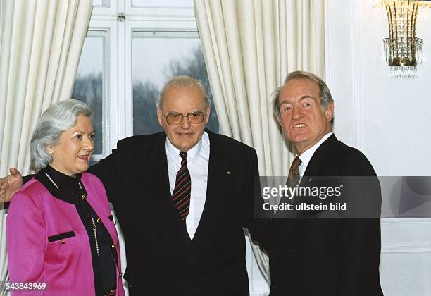 Bundespräsident Roman Herzog mit ausgebreiteten Armen, seine Ehefrau Christiane und Johannes Rau, SPD-Kandidat für das Amt des Bundespräsidenten....