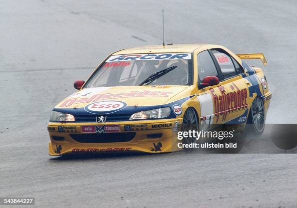 Der Rennfahrer Laurent Aiello in seinem Peugeot bei der Deutschen