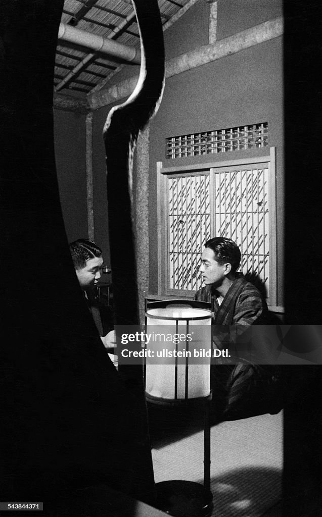 Series: Hotels in Japantwo men having a conversation in the lobby - Photographer: Natori- 1932Vintage property of ullstein bild