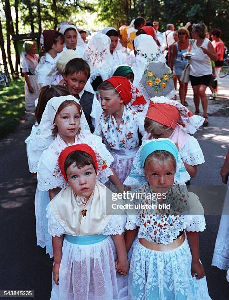 Kinder in Trachten der Sorben / Wenden im Dorf Leipe . Brauchtum; Tradition; Fest; Dorffest; Serbja; Serby; Volk. .