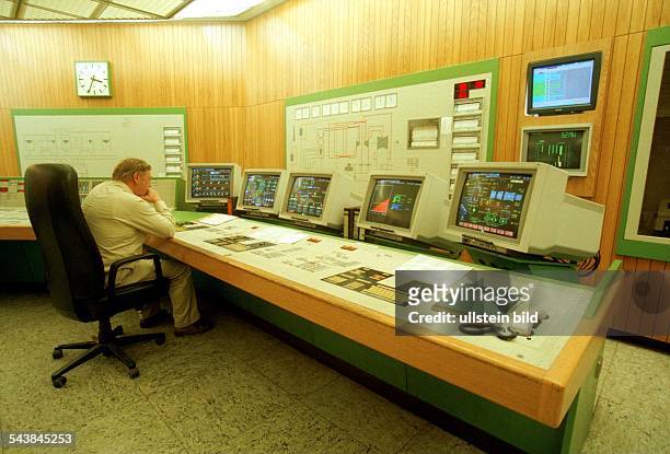 Blick in das Kontrollzentrum des Kraftwerk Wedel an der Hamburgischen Landesgrenze zu Schleswig Holstein. Ein Mitarbeiter sitzt vor den...