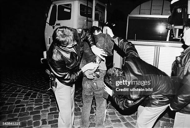 Einbruch: Nach dem Einbruch in ein Waffengeschäft in Hamburg am 24. April 1992 wird der 18-jährige Frank B. Von uniformierten Beamten der Polizei...